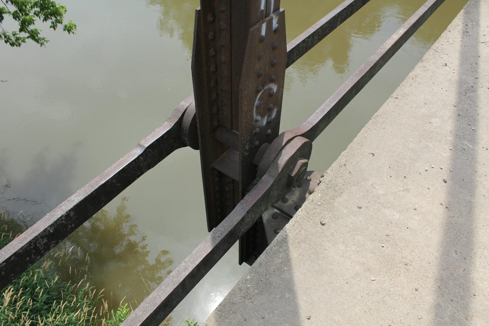 Lower connection